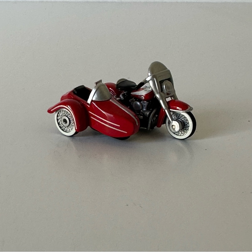 2000 Hallmark Miniature Harley Davidson Motorcycle Ornament 1962 Duo-Glide Red